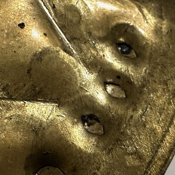 Vintage hand-hammered brass elephant plate, 7″ embossed ornamental wall décor - Picture 8 of 10